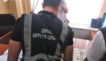 Громадянство України за 2 500 доларів - ДБР затримало посадовицю ДМС в Запорізькій області